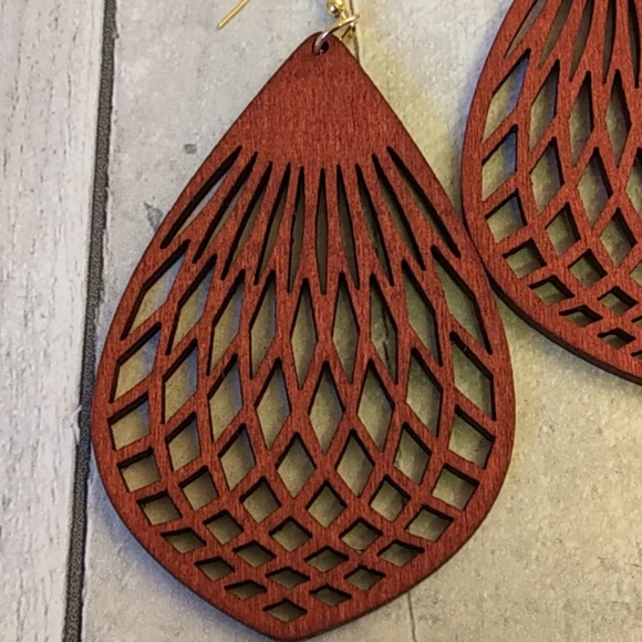 Reddish Tone Basketweave Wooden Earrings NEW - Picture 3 of 3